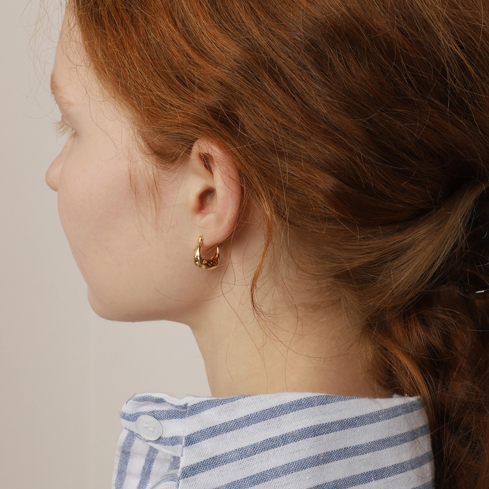 [Celeb Pick] Silver925 Handmade Hammered Hinge Earrings ES048E ES048E Styling Look - Global B2B Wholesale Accessory