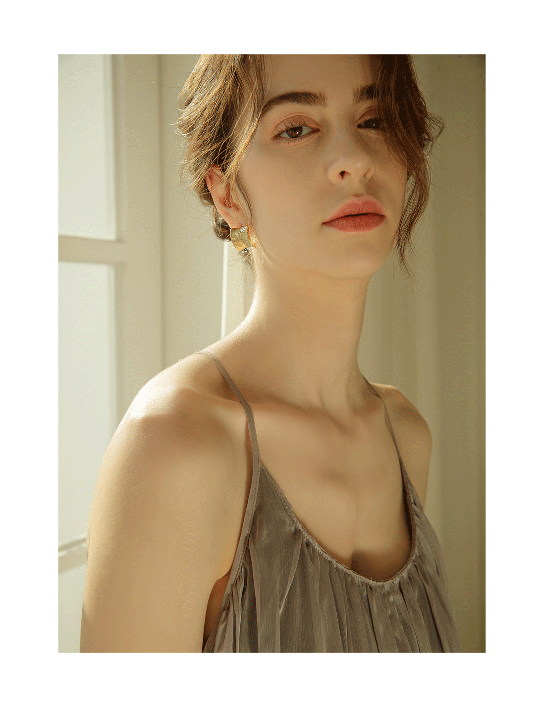 [Celeb Pick] Vive Earrings PB021E PB021E Styling Look - Global B2B Wholesale Accessory