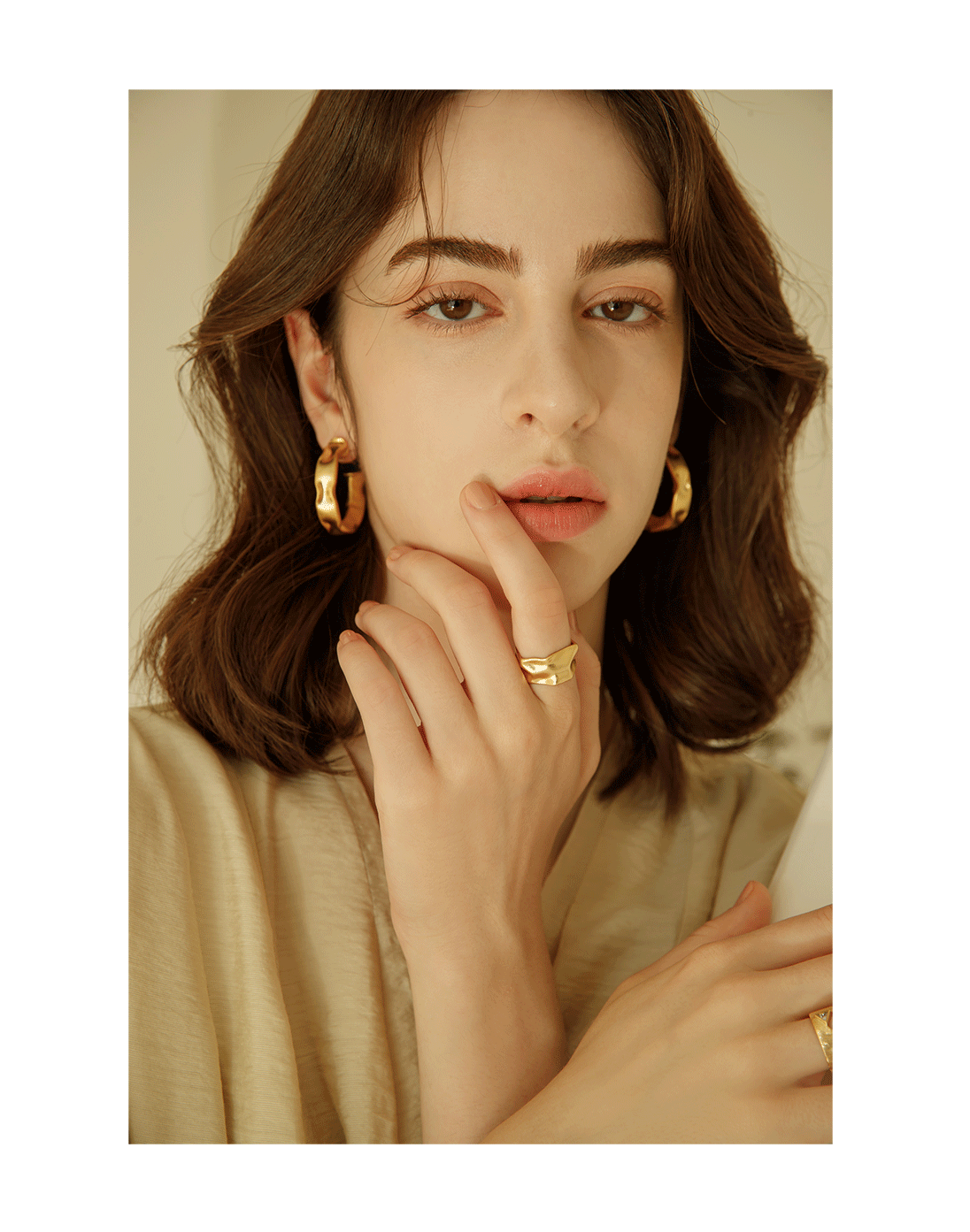[Celeb Pick] Lucir Earrrings PB029E PB029E Styling Look - Global B2B Wholesale Accessory