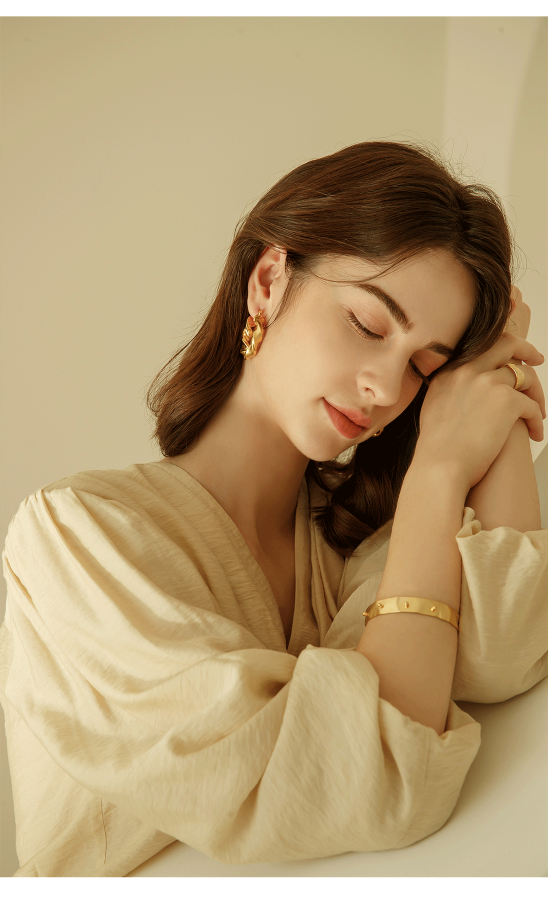 [Celeb Pick] Enlace Earrings PB030E PB030E Styling Look - Global B2B Wholesale Accessory