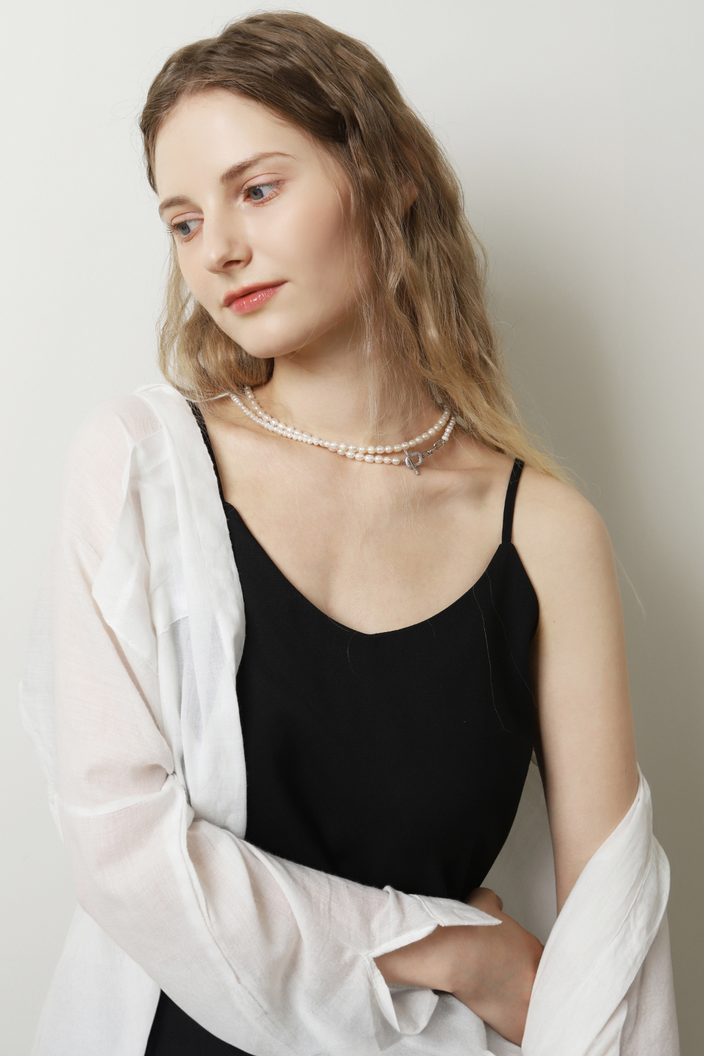 [Celeb Pick] Fresh Water Pearl Linked Chain Necklace with Toggle & Bar PB045-5N PB045-5N Styling Look - Global B2B Wholesale Accessory