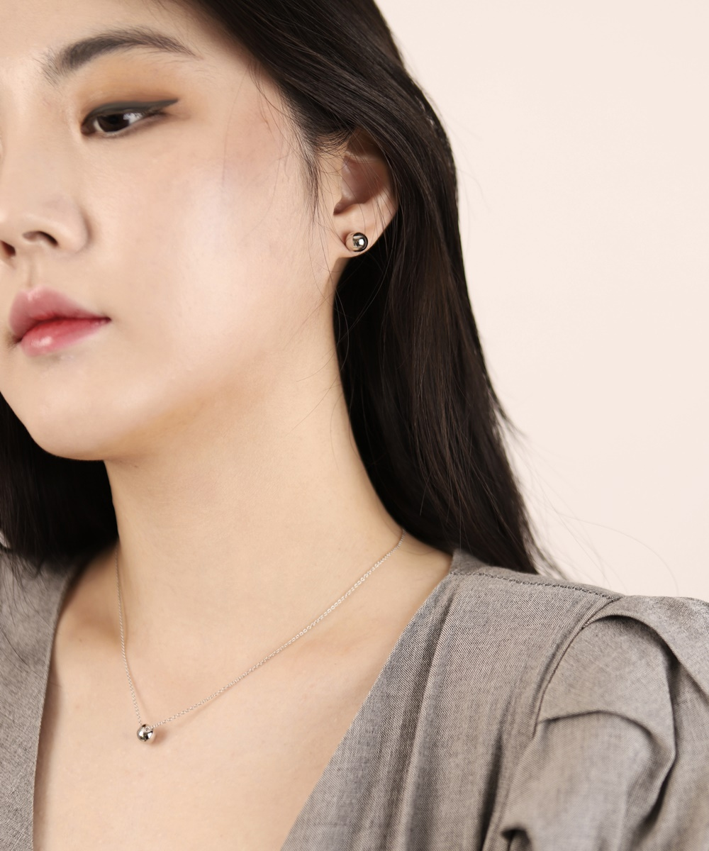 [Celeb Pick] Mini Ball Earrings PB061E PB061E Styling Look - Global B2B Wholesale Accessory