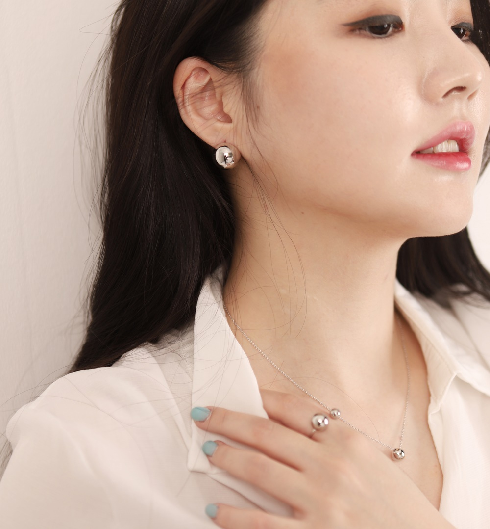 [Celeb Pick] Chunky Half Ball Earrings PB062E PB062E Styling Look - Global B2B Wholesale Accessory