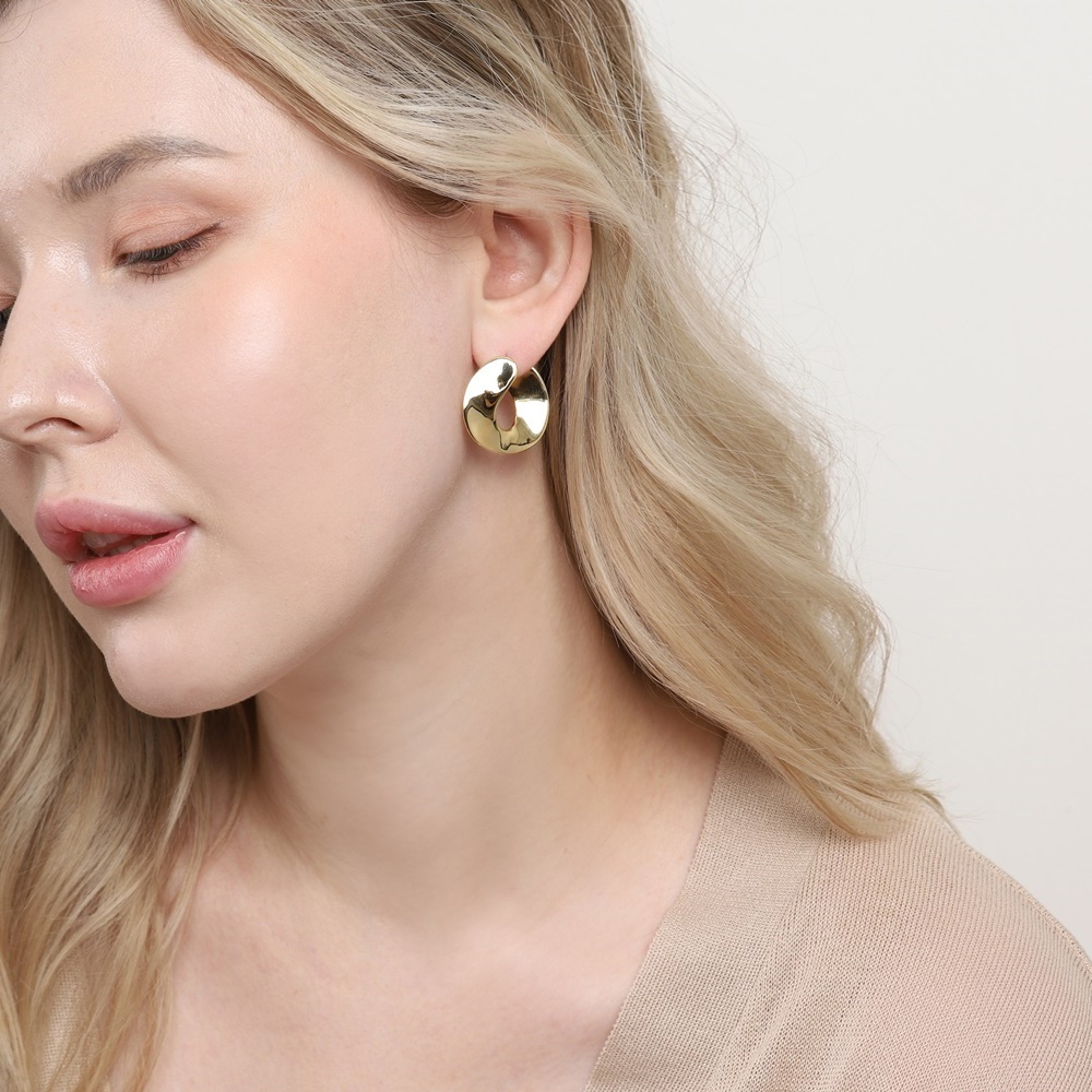 [Celeb Pick] Wave Metal Band Earrings PB102E PB102E Styling Look - Global B2B Wholesale Accessory
