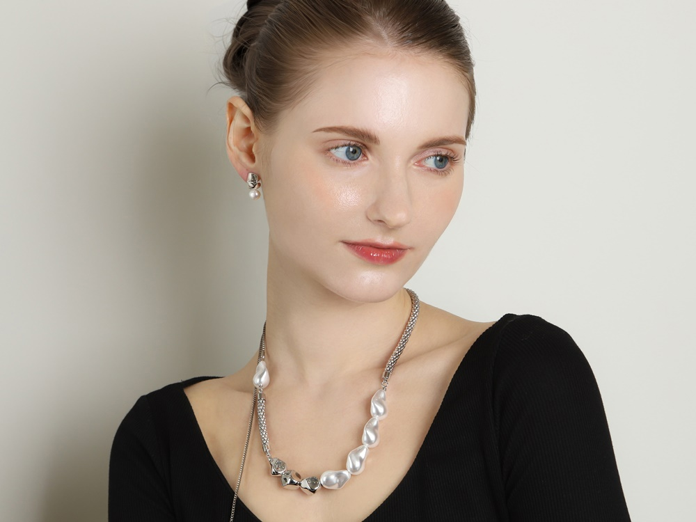 [Celeb Pick] Fresh Water Pearl Curved Earring PB126E PB126E Styling Look - Global B2B Wholesale Accessory