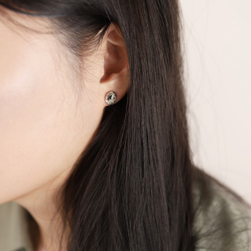 [Celeb Pick] Silver925 Dalmatian Earrings PS015E PS015E Styling Look - Global B2B Wholesale Accessory