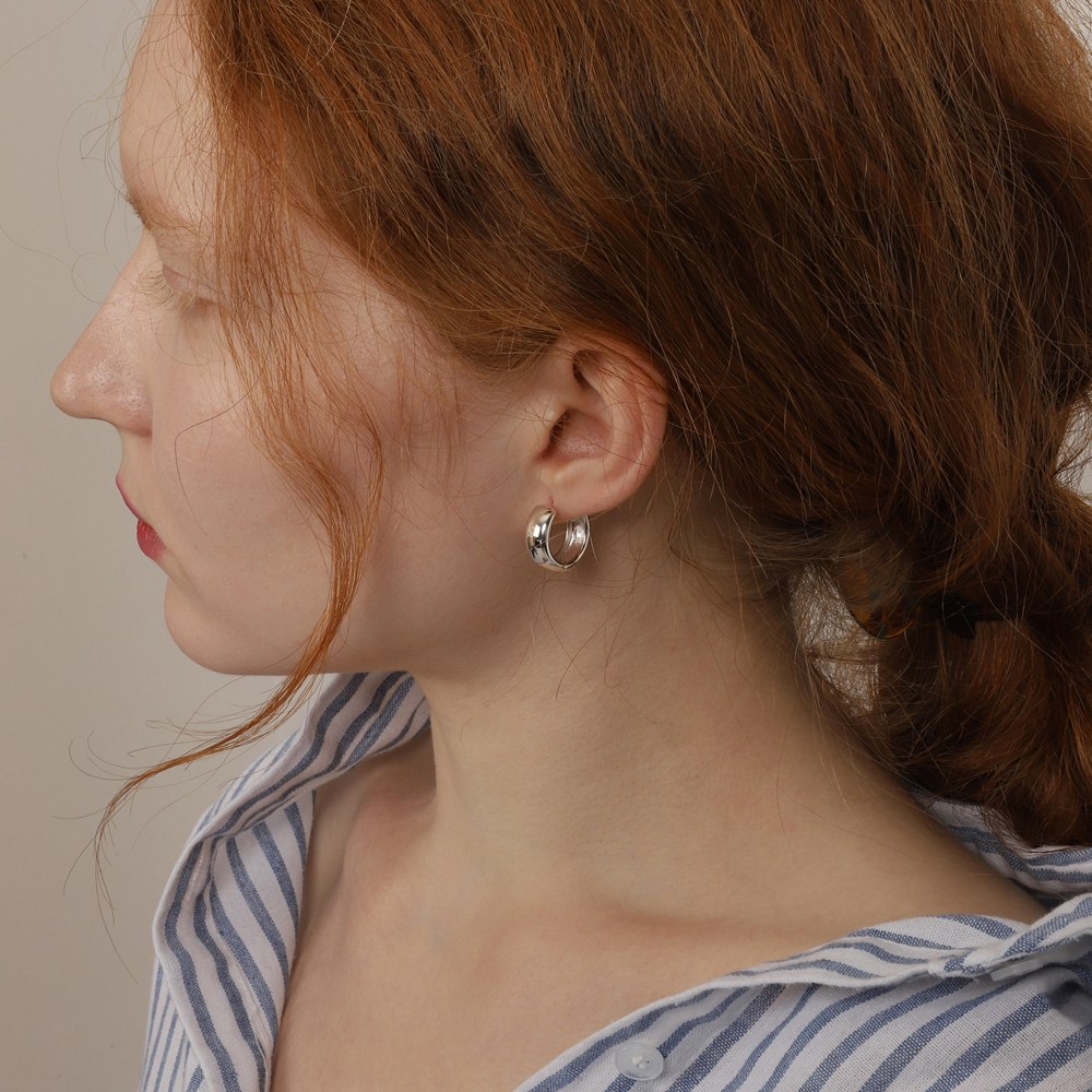 [Celeb Pick] Silver925 Glossy Bold Ring Huggy Earrings PS097E PS097E Styling Look - Global B2B Wholesale Accessory