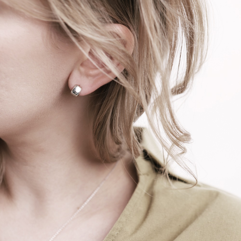 [Celeb Pick] Silver925 Square Earrings PS117E PS117E Styling Look - Global B2B Wholesale Accessory