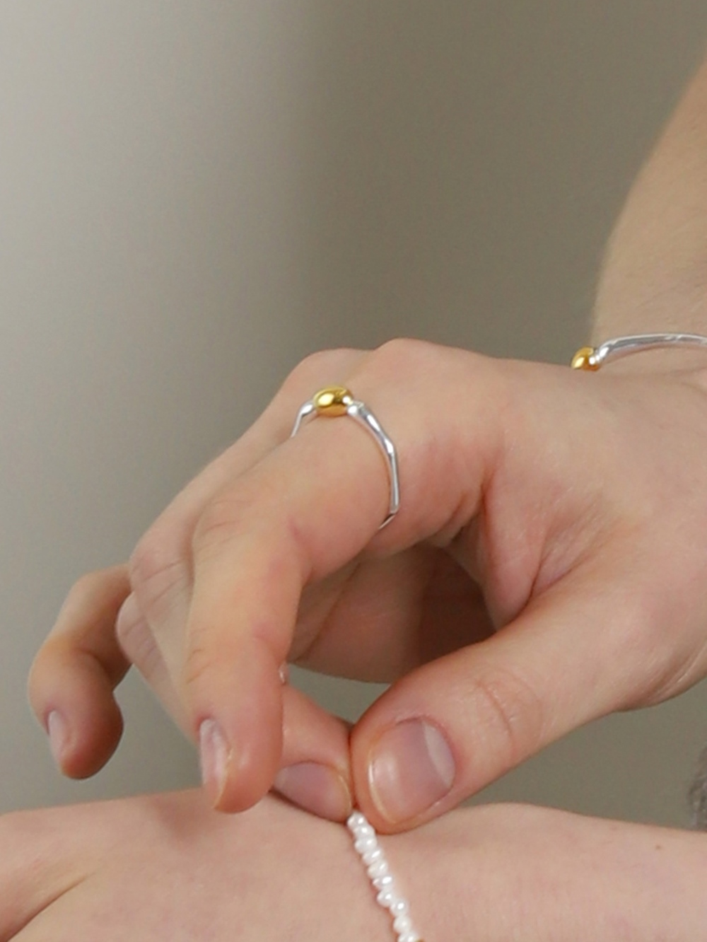 [Celeb Pick] Silver925 Smooth Combi Open Ring PS167R PS167R Styling Look - Global B2B Wholesale Accessory