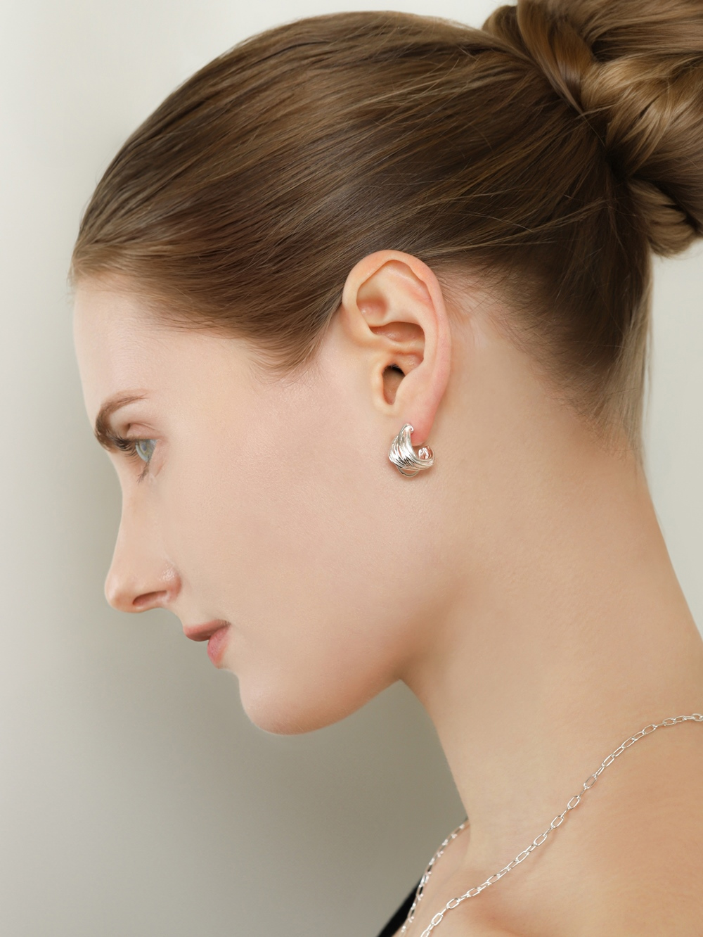 [Celeb Pick] Silve925 Tarae Hoop Earrings PS171E PS171E Styling Look - Global B2B Wholesale Accessory