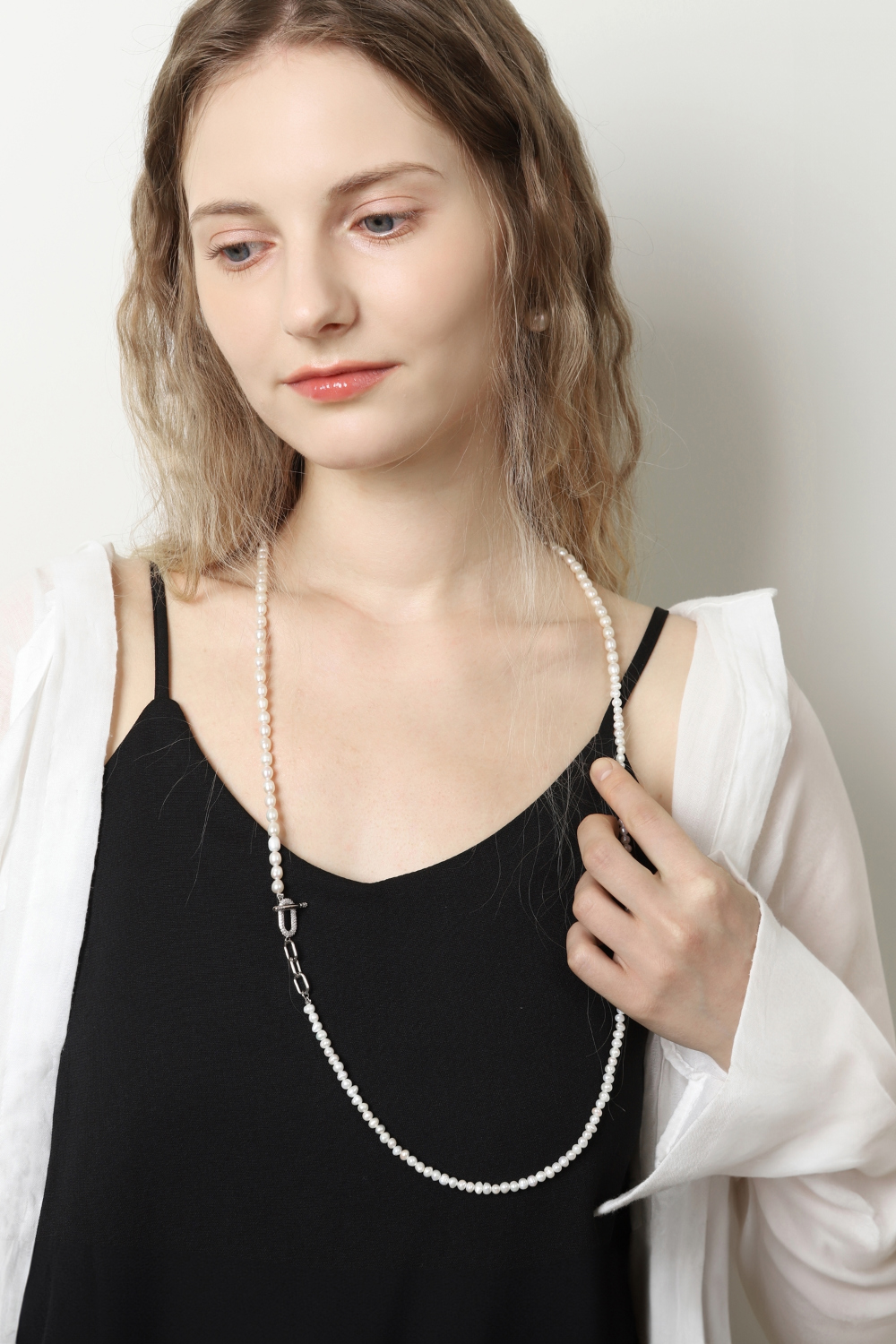 [Celeb Pick] Fresh Water Pearl Linked Chain Necklace with Toggle & Bar PB045-5N Detail Cut