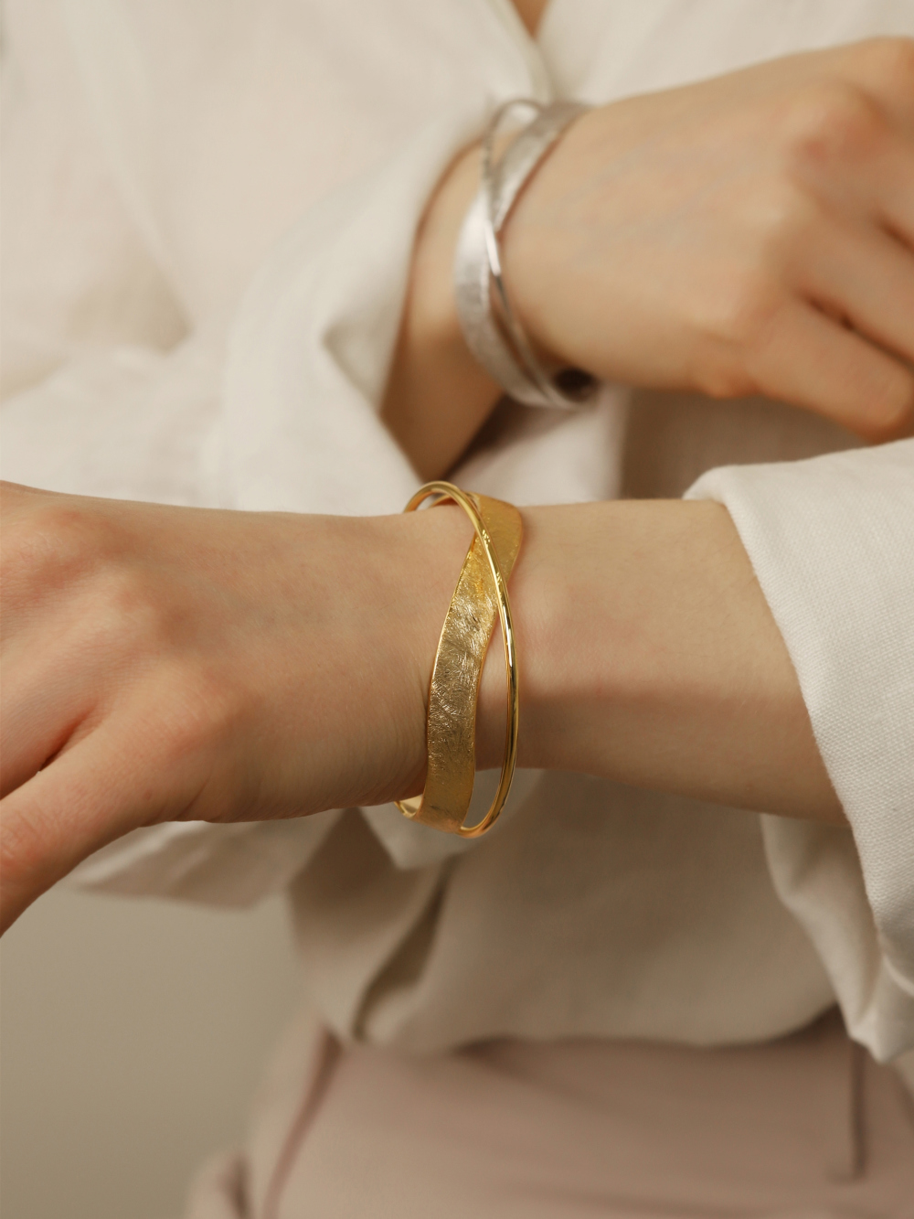 [Celeb Pick] Wire Curve Signature Texture Bangle Bracelet PB046B Detail Cut