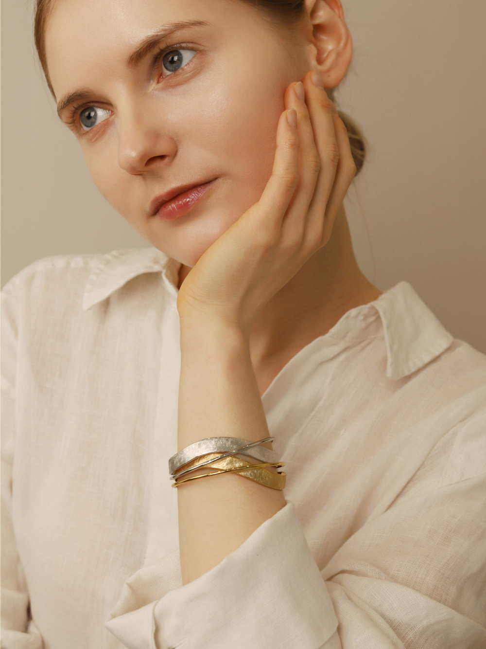 OZEL [Celeb Pick] Wire Curve Signature Texture Bangle Bracelet PB046B Main Photography