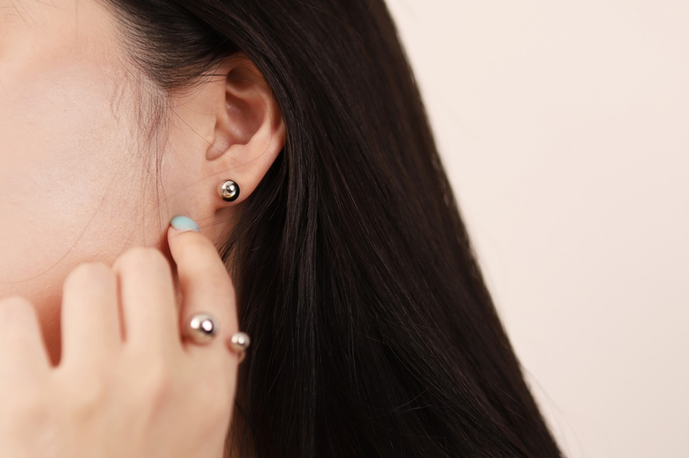 [Celeb Pick] Mini Ball Earrings PB061E Detail Cut