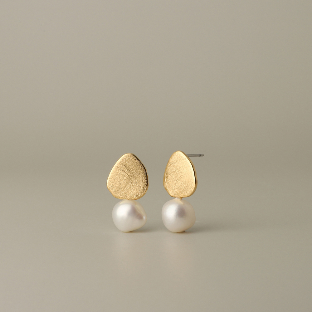 OZEL Fresh Water Pearl Freecurve Matt Texture Coin Objet Earrings PB068E Main Photography