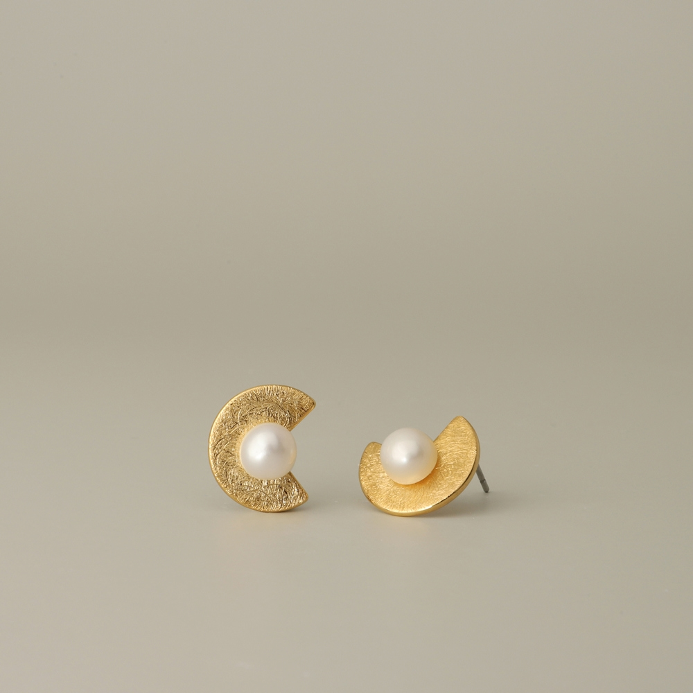 OZEL Fresh Water Pearl Freecurve Matt Texture Coin Objet Earrings PB069E Main Photography