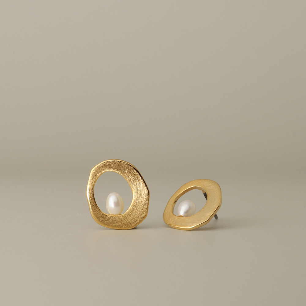 OZEL Fresh Water Pearl Freecurve Matt Texture Coin Objet Earrings PB070E Main Photography