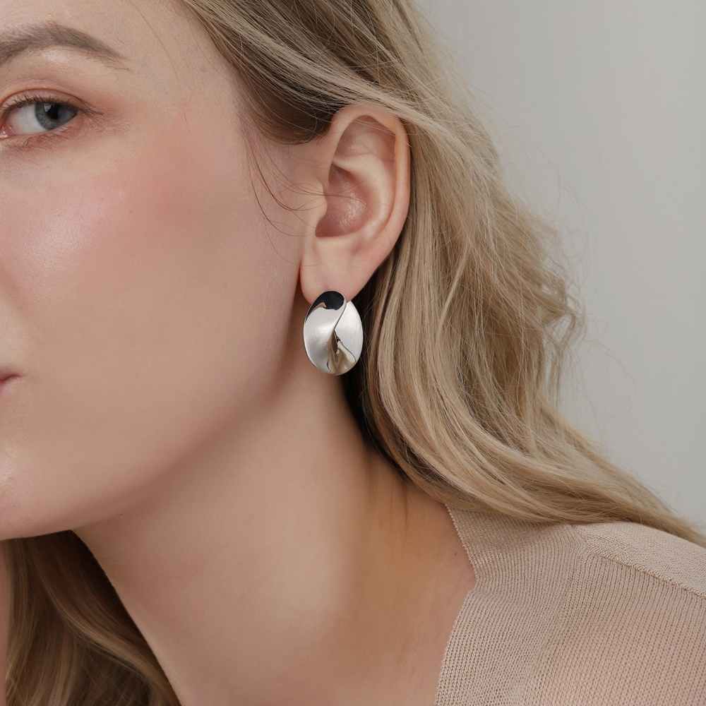 [Celeb Pick] Wave Metal Band Earrings PB102E Detail Cut