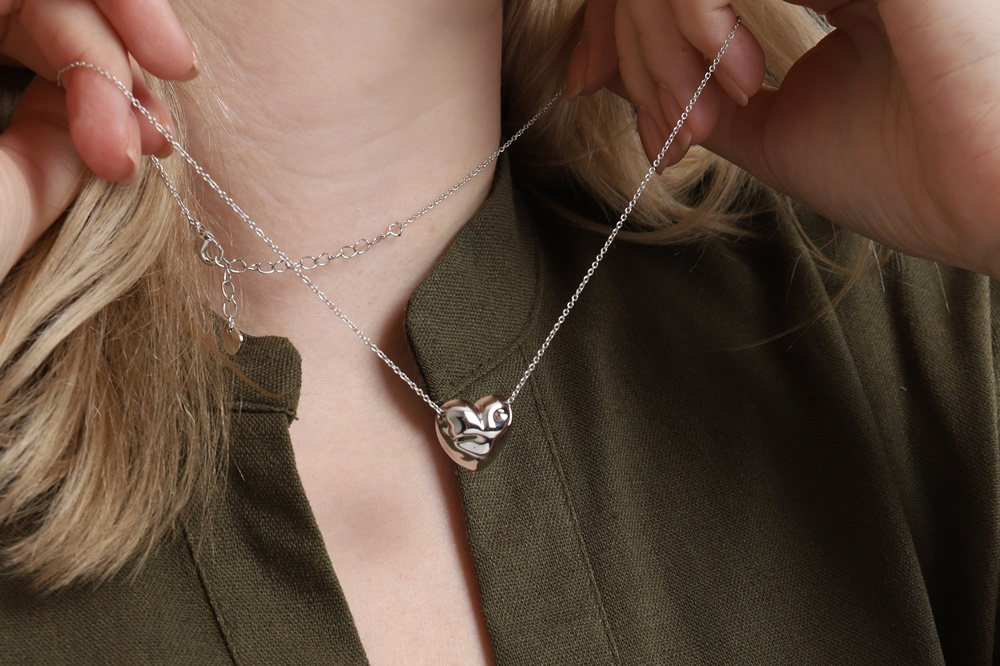 Hammered Bold Heart Necklace PB109N Detail Cut