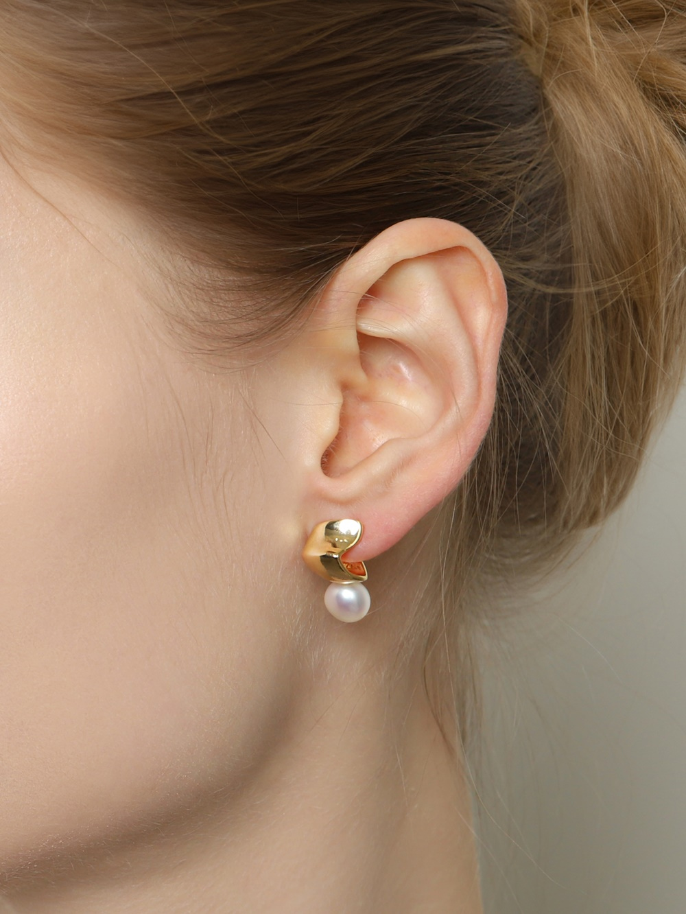 [Celeb Pick] Fresh Water Pearl Curved Earring PB126E Detail Cut