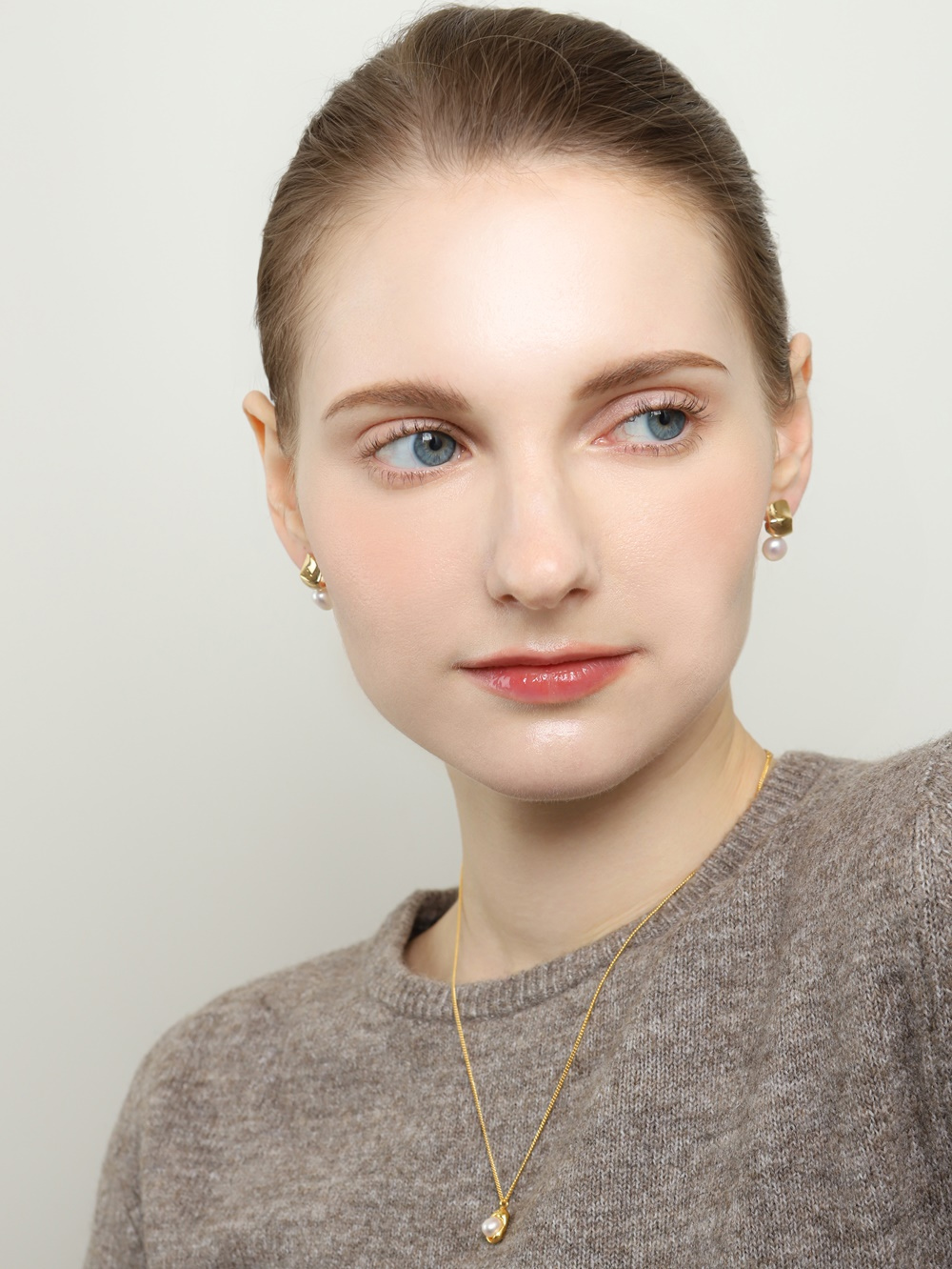 [Celeb Pick] Fresh Water Pearl Curved Earring PB126E Detail Cut