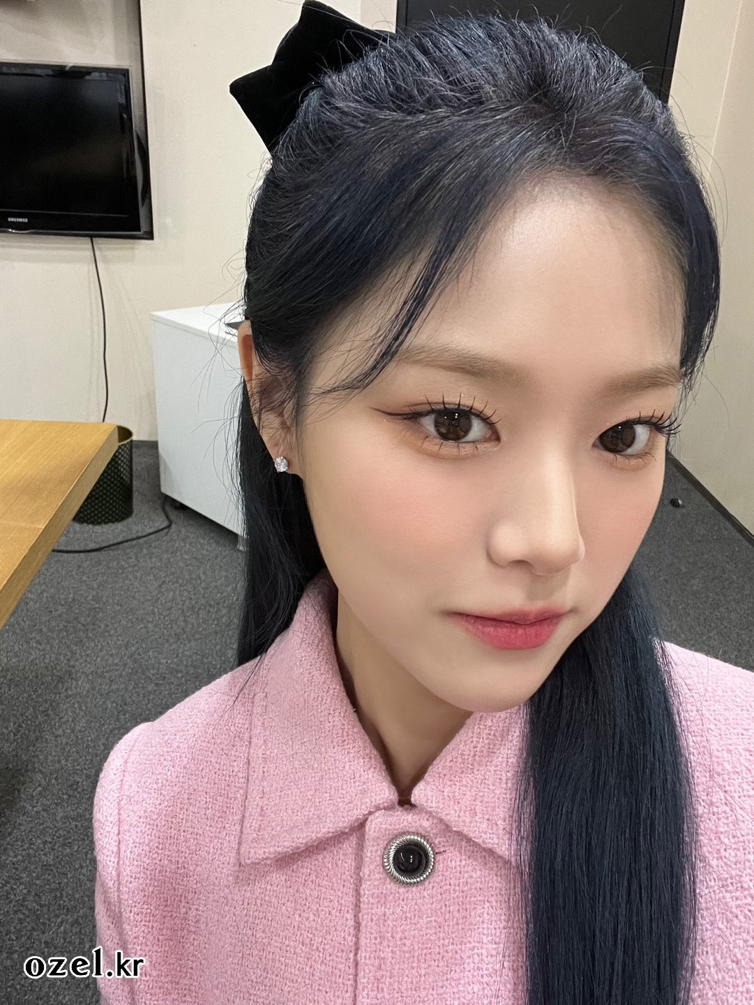 이달의 소녀 현진 귀걸이 - 이달의 소녀 공식 인스타그램 오젤(Ozel) 오젤 귀걸이 착용 화보 1