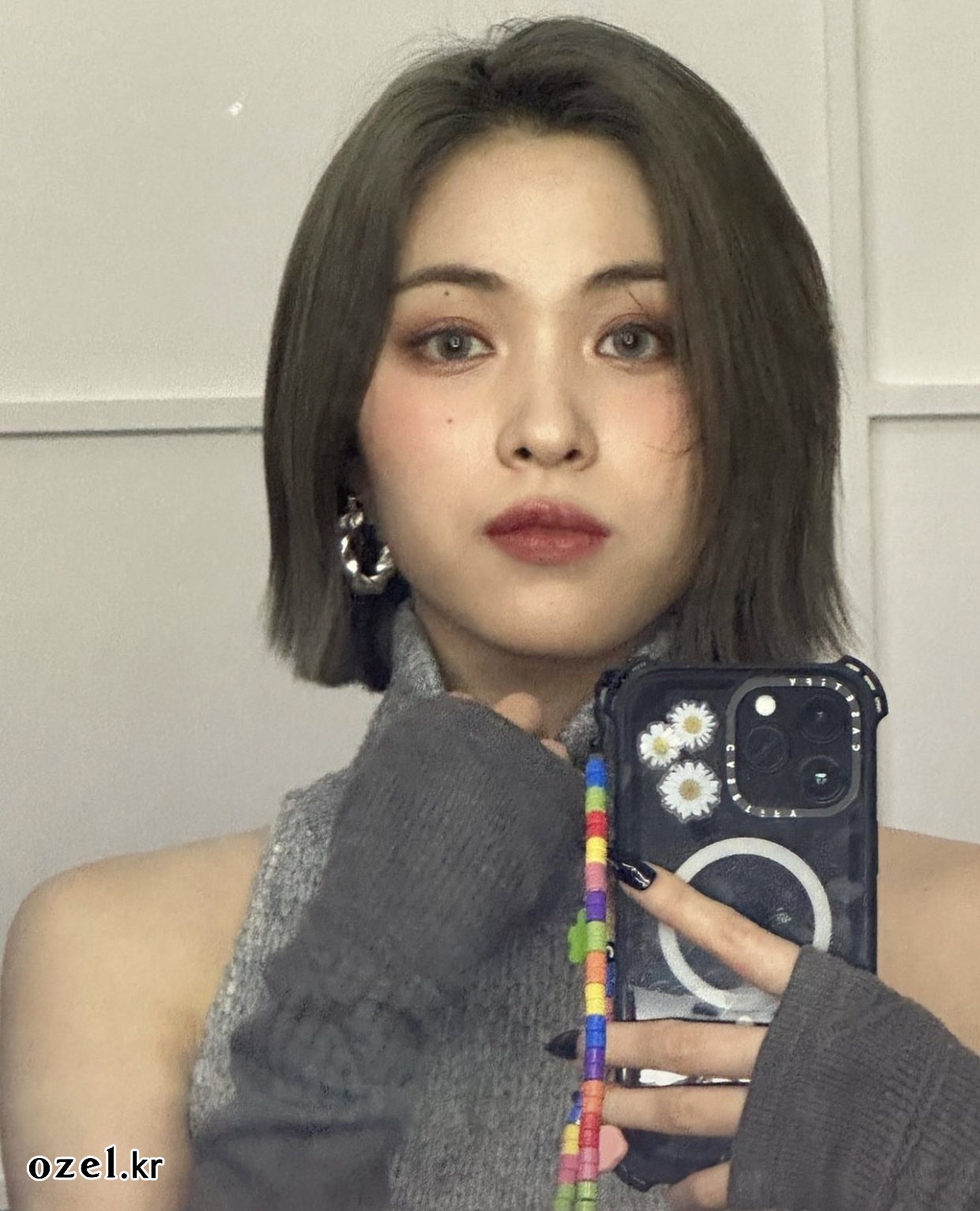 있지 류진 귀걸이 - 있지 공식 버블 프라이빗 메시지 오젤(Ozel) 오젤 귀걸이 착용 화보 1