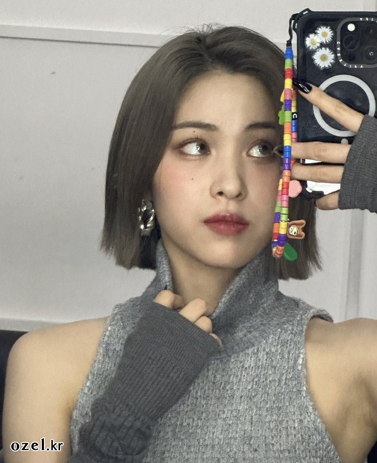 있지 류진 귀걸이 - 있지 공식 버블 프라이빗 메시지 오젤(Ozel) 오젤 귀걸이 착용 화보 2