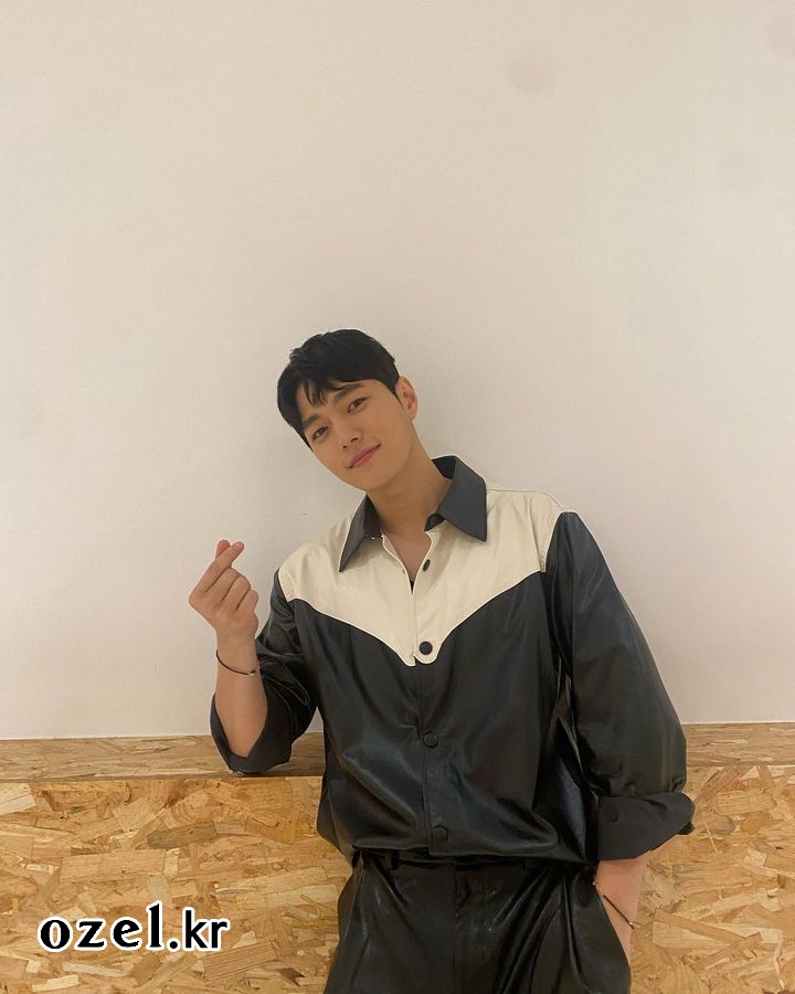 김명수 팔찌 - 김명수 공식 인스타그램 오젤(Ozel) 오젤 팔찌ok 착용 화보 1
