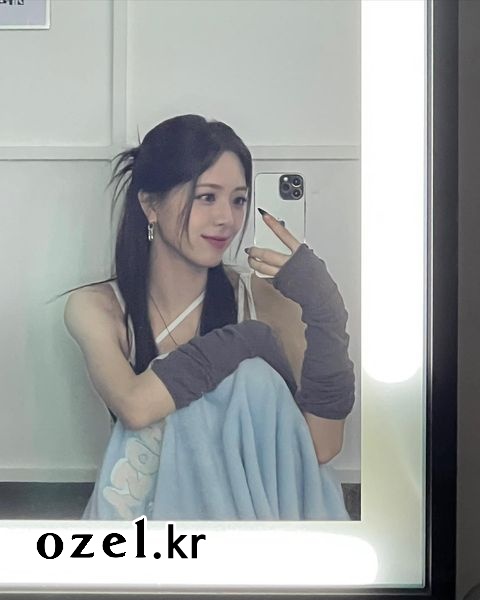 있지 유나 귀걸이 - 있지 공식 인스타그램 오젤(Ozel) 오젤 귀걸이 착용 화보 2