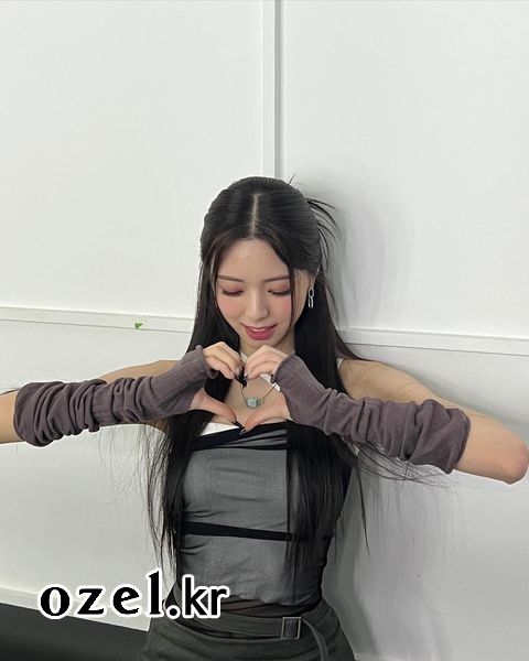있지 유나 귀걸이 - 있지 공식 인스타그램 오젤(Ozel) 오젤 귀걸이 착용 화보 4