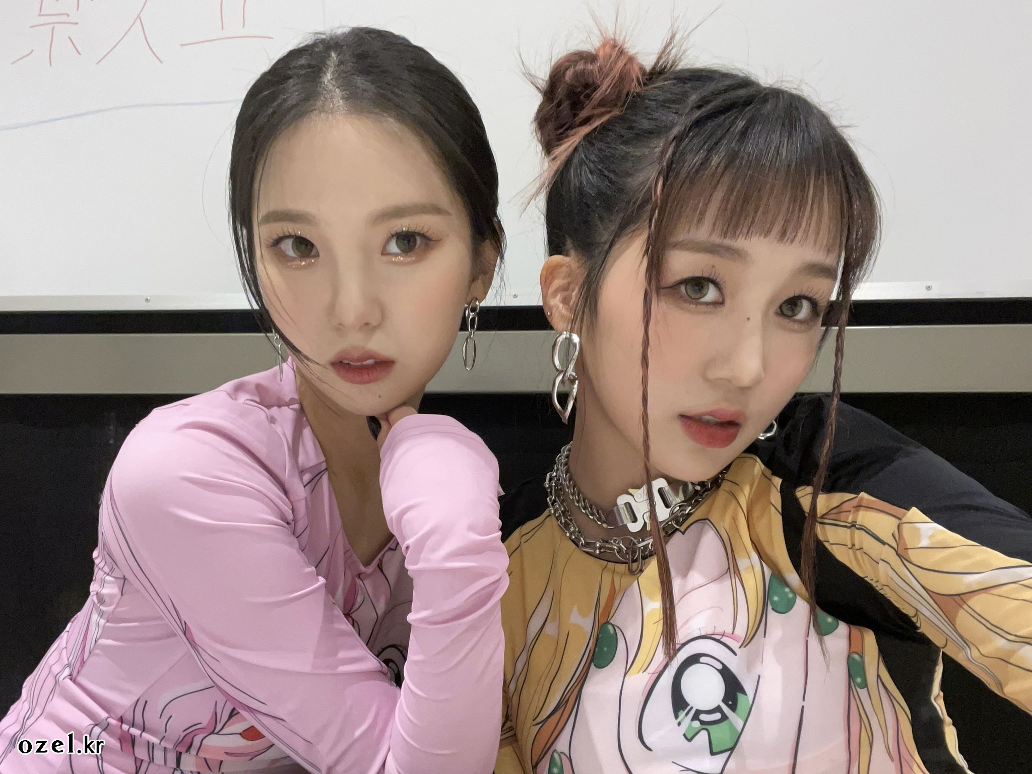 케플러 최유진 귀걸이 - 케플러 공식 트위터 오젤(Ozel) 오젤 귀걸이 ok 착용 화보 4