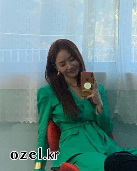 배우희 팔찌 - 배우희 공식 인스타그램 오젤(Ozel) 오젤 팔찌 착용 화보 5