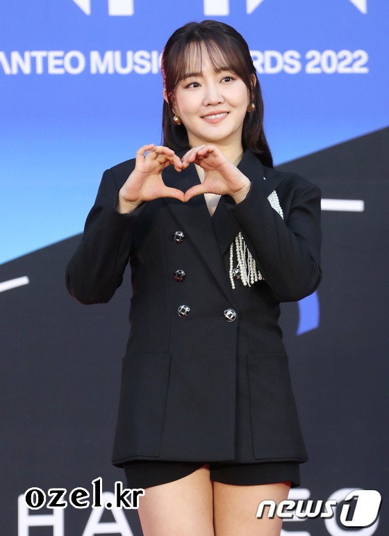 윤하 귀걸이 - 한터뮤직어워드 레드카펫 (온라인기사) 오젤(Ozel) 오젤 귀걸이 착용 화보 1