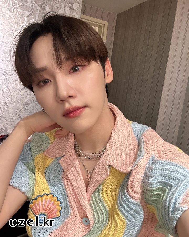AB6IX 전웅 목걸이 - AB6IX  공식인스타그램 오젤(Ozel) 오젤 목걸이 착용 화보 1