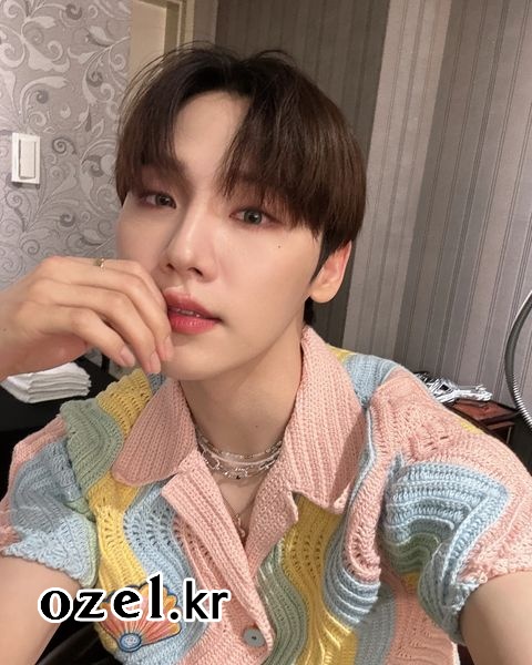 AB6IX 전웅 목걸이 - AB6IX  공식인스타그램 오젤(Ozel) 오젤 목걸이 착용 화보 2