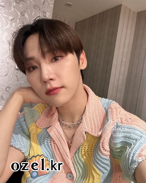 AB6IX 전웅 목걸이 - AB6IX  공식인스타그램 오젤(Ozel) 오젤 목걸이 착용 화보 3