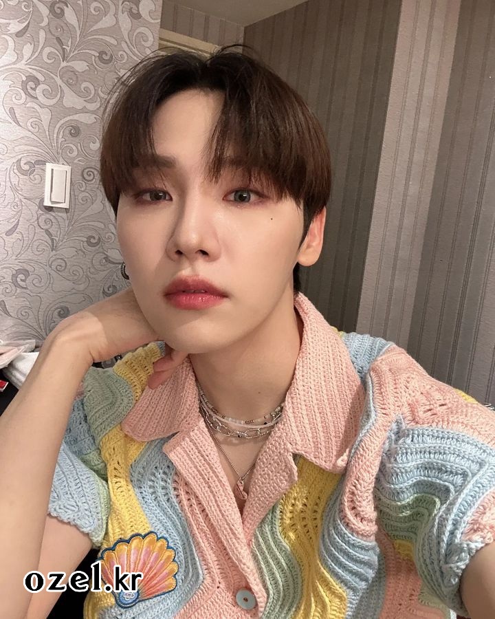 AB6IX 전웅 목걸이 - AB6IX  공식인스타그램 오젤(Ozel) 오젤 목걸이 착용 화보 4
