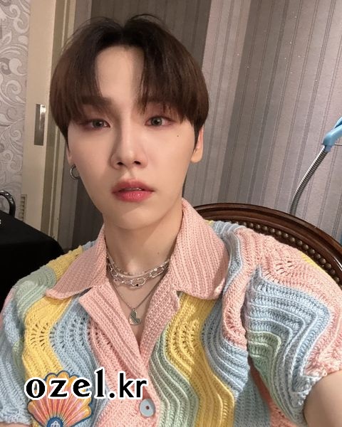 AB6IX 전웅 목걸이 - AB6IX  공식인스타그램 오젤(Ozel) 오젤 목걸이 착용 화보 5