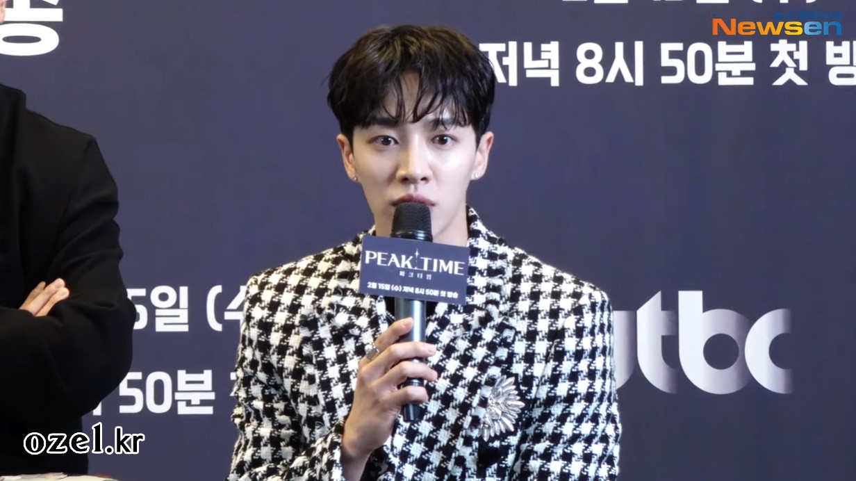 하이라이트 이기광 귀걸이 - 뉴스엔 유튜브 (피크타임 제작발표회) 오젤(Ozel) 오젤 귀걸이 착용 화보 1