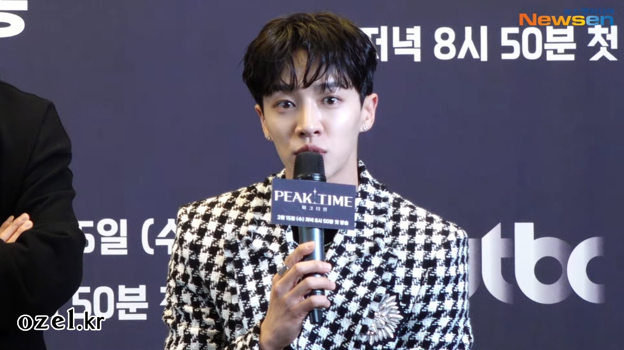 하이라이트 이기광 귀걸이 - 뉴스엔 유튜브 (피크타임 제작발표회) 오젤(Ozel) 오젤 귀걸이 착용 화보 2
