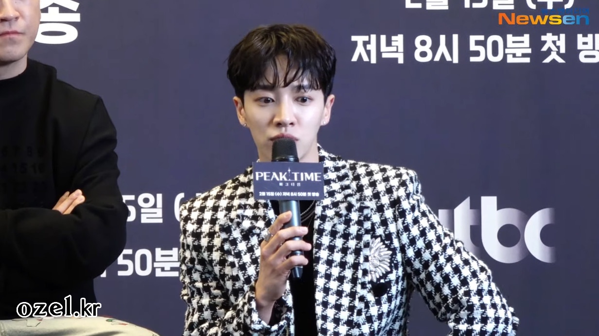 하이라이트 이기광 귀걸이 - 뉴스엔 유튜브 (피크타임 제작발표회) 오젤(Ozel) 오젤 귀걸이 착용 화보 4