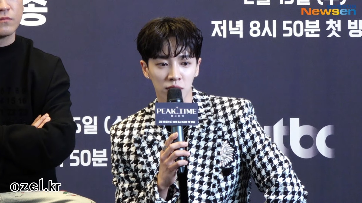 하이라이트 이기광 귀걸이 - 뉴스엔 유튜브 (피크타임 제작발표회) 오젤(Ozel) 오젤 귀걸이 착용 화보 5