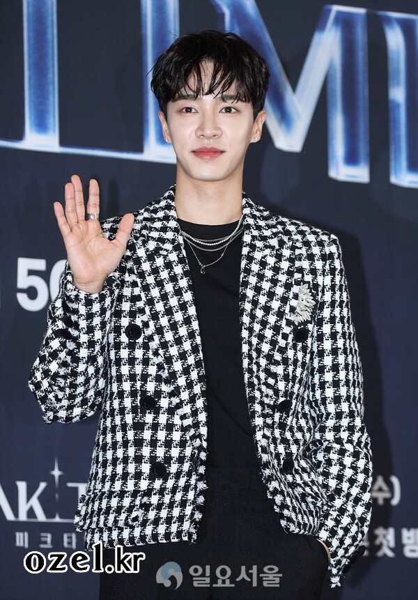 하이라이트 이기광 귀걸이 - 온라인 기사 (피크타임 제작발표회) 오젤(Ozel) 오젤 귀걸이 착용 화보 2