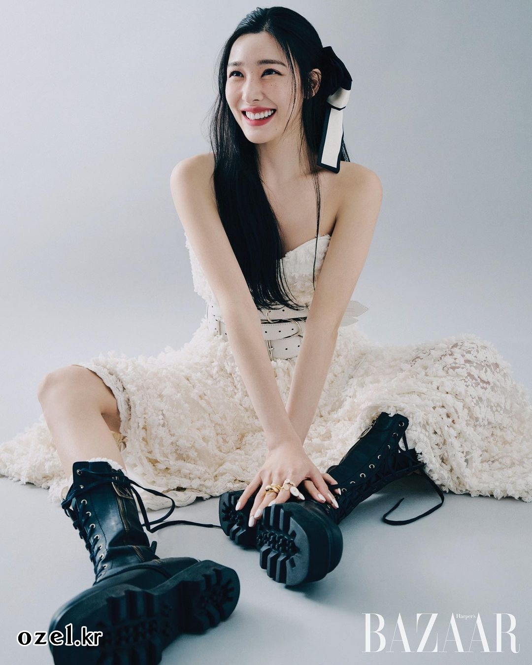 티파니 영 반지 - 티파니 영 공식인스타그램 오젤(Ozel) 오젤 반지 착용 화보 1