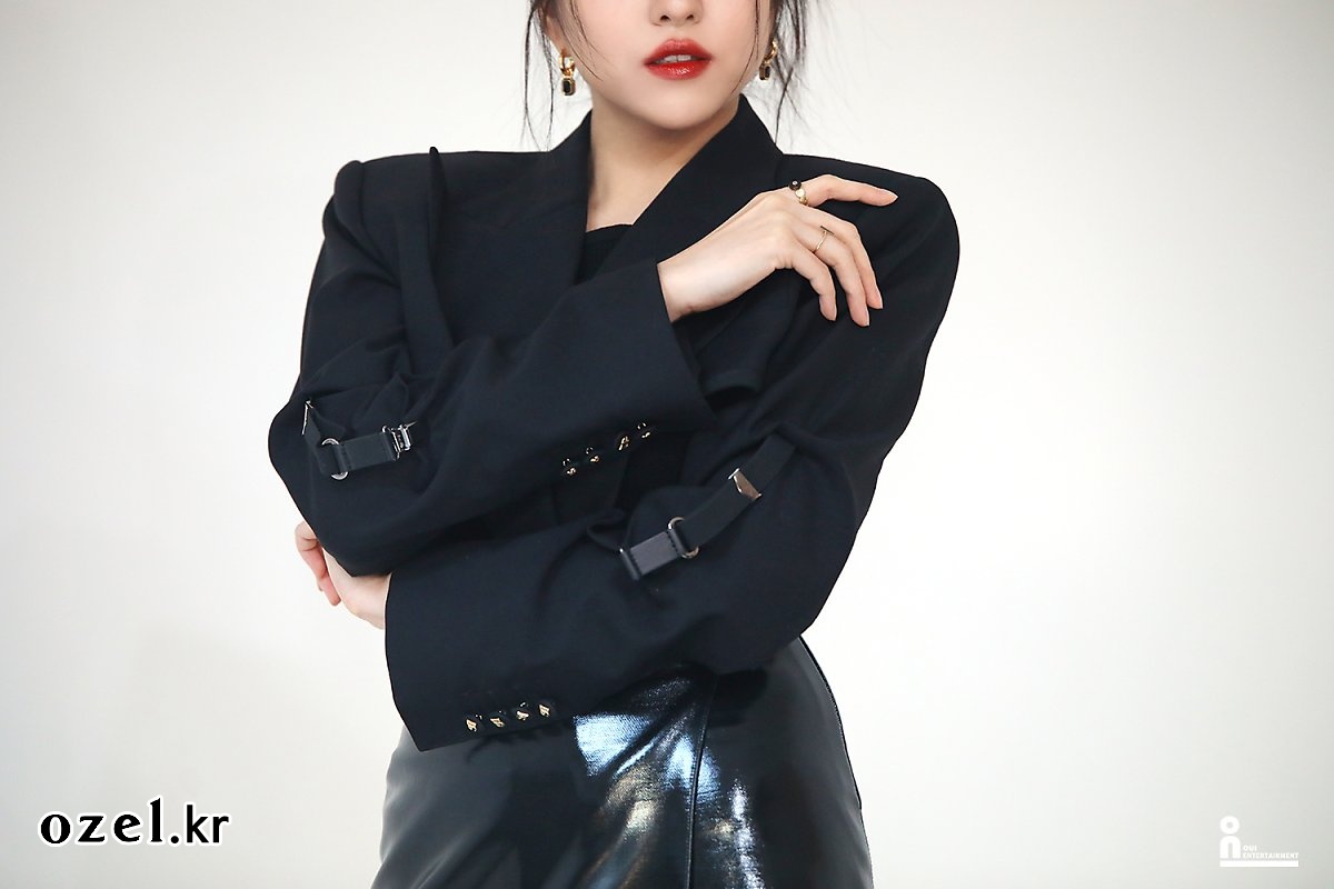 김소원 반지 - 위엔터테인먼트 공식 네이버 포스트 오젤(Ozel) 오젤 반지 착용 화보 3