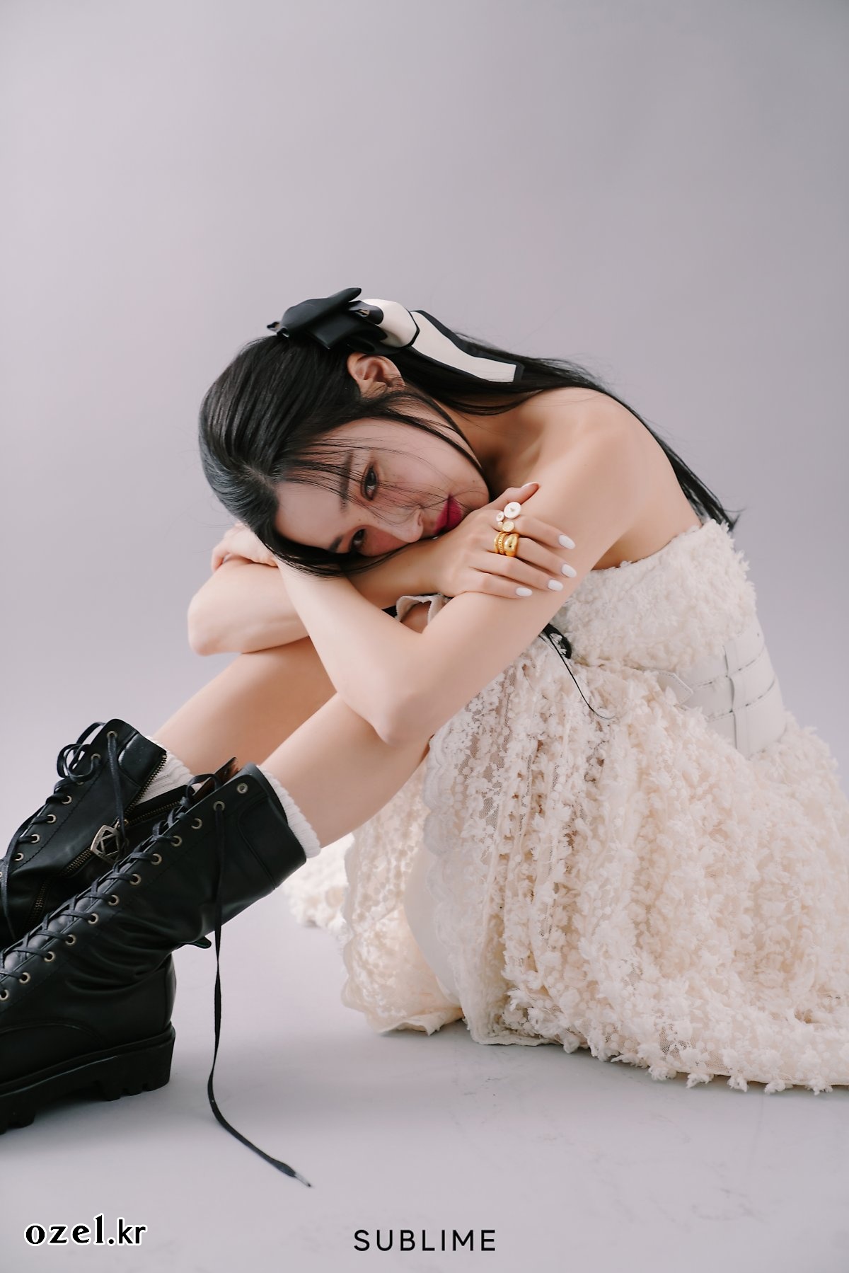 티파니 영 반지 - 써브라임 엔터테인먼트 네이버 포스트 오젤(Ozel) 오젤 반지 착용 화보 4