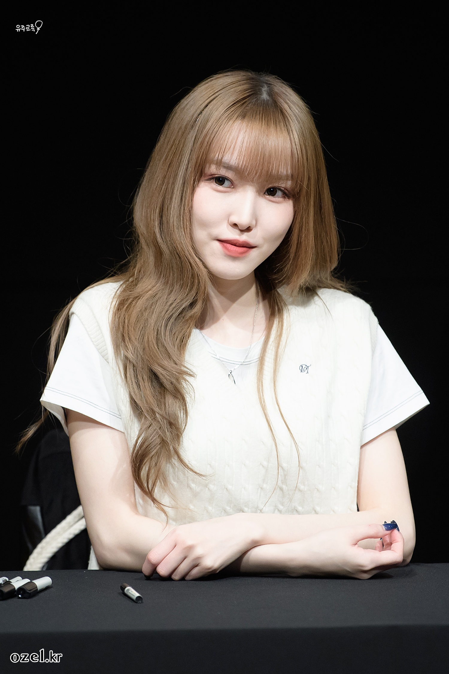 유주 목걸이 - 유주 팬 트위터 (@971004_yuju) 오젤(Ozel) 오젤 목걸이 착용 화보 3