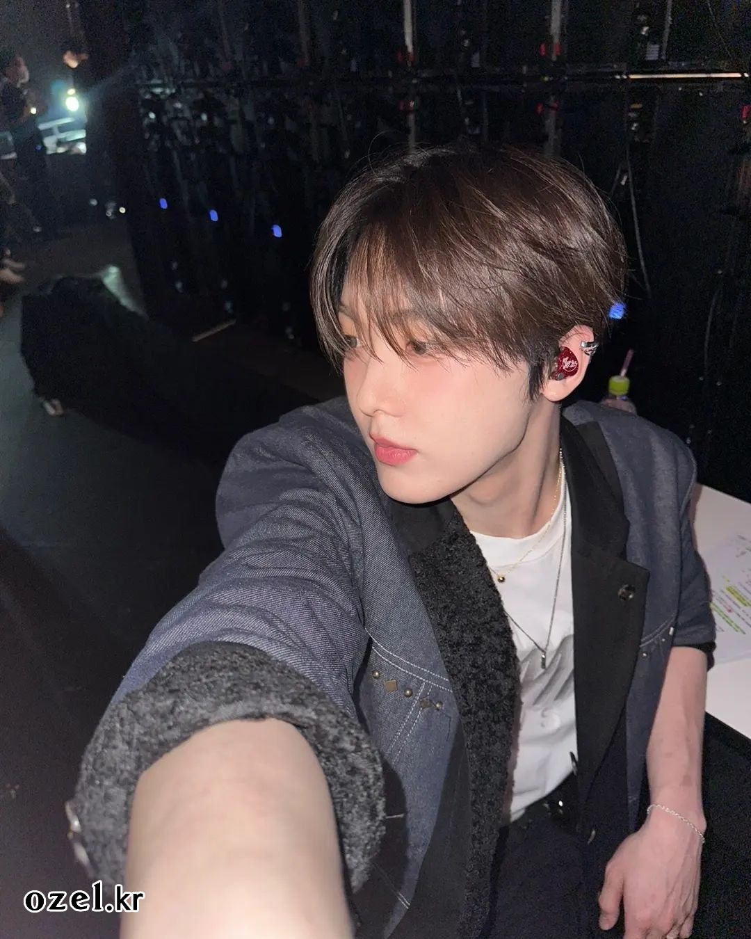아스트로 윤산하 목걸이 - 아스트로 윤산하 공식 인스타그램 오젤(Ozel) 오젤 목걸이 착용 화보 1