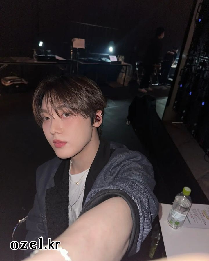 아스트로 윤산하 목걸이 - 아스트로 윤산하 공식 인스타그램 오젤(Ozel) 오젤 목걸이 착용 화보 2